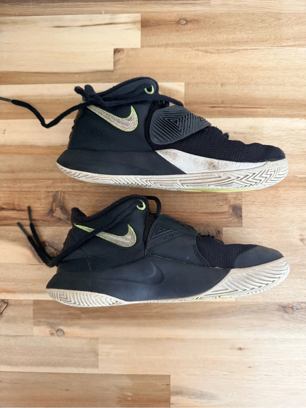 Nike Kyrie Flytrap 3 BQ3060-001 Black Lace Up Basketball Shoes Kids Size 1 Youth